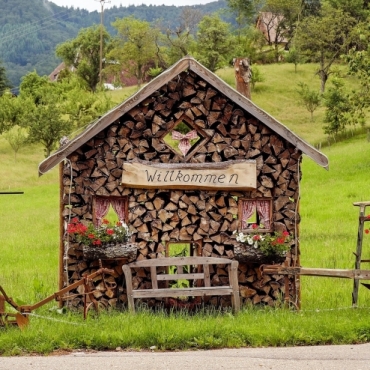 Geniessen Sie die Ruhe und besuchen Sie uns im malerischen Kurort Badenweiler am Fuße des Schwarzwaldes!